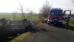 Dopravní nehoda osobního auta u Dobroměřic, okres Louny