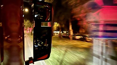 Kamion převážející balíky papíru skončil na boku. Řidiče museli vyprostit hasiči