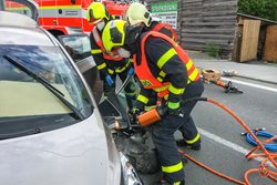 Ve Štramberku se střetla dvě vozidla, hasiči museli vyprošťovat zaklíněnou osobu