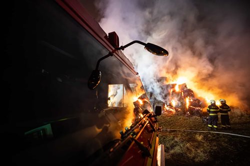 Noční požár stohu vyžádal zásah hasičů a ochranu okolí