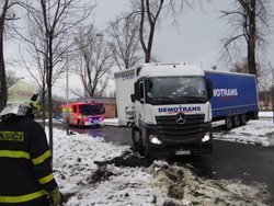 Z polského uvízlého kamionu unikala nafta, kterou ostravští hasiči museli přečerpat.  