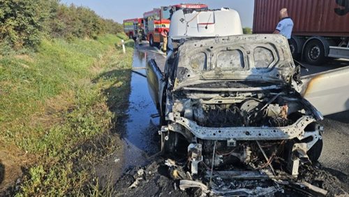 Automobil na dálnici D7 zachvátily plameny. Provoz ve směru na Prahu byl omezen
