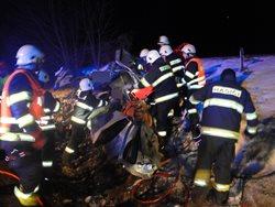 Hasiči zasahují u tragické nehody, při které zemřeli dva lidé