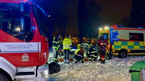 Noční pád osoby z římsy vyvolal zásah složek IZS