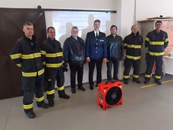 Profesionální hasiči z Dobříše a Sedlčan mají nový ventilátor
