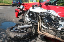 Dopravní nehoda osobního auta a motocyklu 