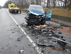 U nehody u Hluboké nad Vltavou hasiči vyprošťovali dvě osoby