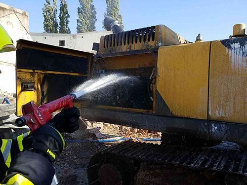 Plameny zničily bagr