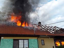 V Josefově hořel rodinný dům, na místě zasahovalo pět jednotek hasičů