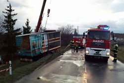Hasiči vyprošťovali nebezpečně nakloněný návěs