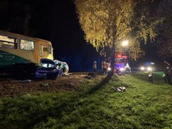 Hasiči vyprošťovali dva cestující z auta po střetu s motorovým vlakem v Ropici