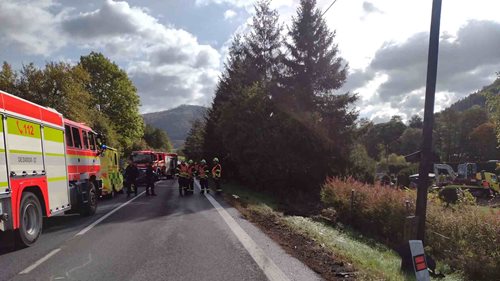 Silnice I/13 je u Damic zcela uzavřena. Při střetu dvou vozidel došlo ke zranění