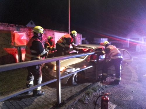 Zaklíněná v havarovaném autě: Hasiči bojovali s časem, aby řidičku zachránili