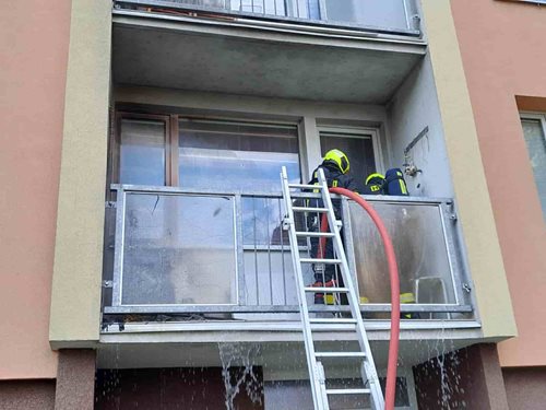 Požár na balkoně vyhnal obyvatele z bytů