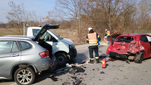 Srážka tří osobních vozidel s dodávkou si vyžádala zranění