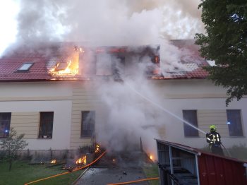 Sedmnáct lidí muselo opustit domov. Hasiči bojovali s požárem střechy několik hodin