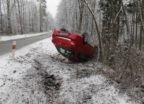 Sníh ochromil ranní dopravu: Bez zimní výbavy nevyjíždějte
