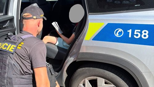 Rodina odjela vlakem, dítě zůstalo v Pardubicích. Příběh měl šťastný konec