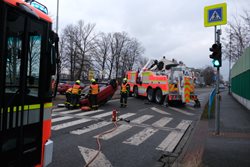 Ostravští hasiči otáčeli havarovaný renault na kola, trefil označník MHD