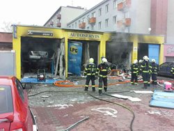 Výbuch s následným požárem v prostějovském autoservisu