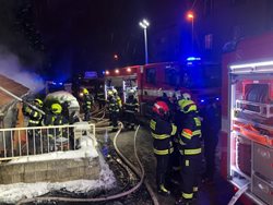 Požár přístavku rodinného domu likvidovali pět jednotek, hasiči evakuovali 11 osob