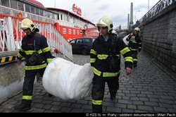 Na hladinu Vltavy unikla ropná skvrna, hasiči zamezili dalšímu šíření