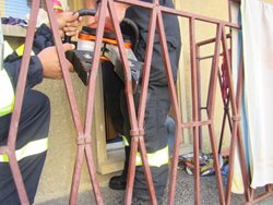 K vytažení dítěte ze zábradlí hasiči použili hydraulické vyprošťovací zařízení