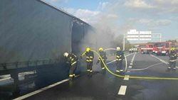Požár kamionu zastavil provoz na dálnici D1 u Šlapanic