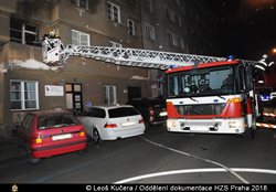  Při požáru bytu v ulici Slezská hasiči zachránili 8 osob a 12 osob evakuovali