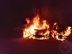 Plameny poničily tři zaparkovaná auta
