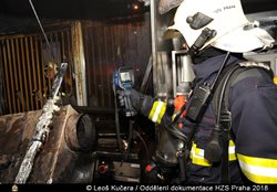 Několik jednotek zasahovalo u rozsáhlého požáru restaurace obchodního centra v Praze