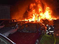 Při požáru zemědělské haly byl vyhlášen druhý stupeň poplachu