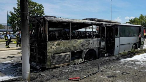 Autobus plný dětí zachvátil požár. O osudu desítek cestujících rozhodovaly vteřiny