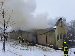 U požáru domu v obci Hůrka zemřela jedna osoba