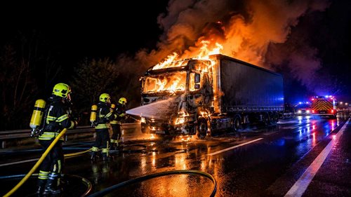 Kamion s bateriemi zachvátil na rakouské A2 požár. Z nádrže uniklo kolem 200 litrů nafty