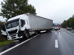 U Starého Pelhřimova se střetl osobní a nákladní vůz