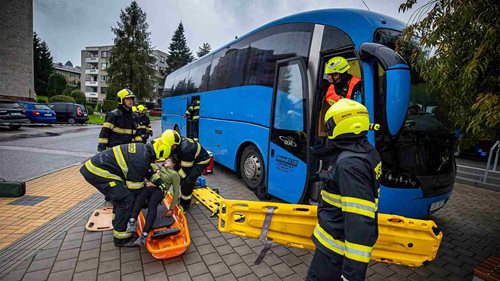 Nehoda autobusu a větší počet zraněných včetně dětí. Složky IZS společně nacvičovaly náročný zásah
