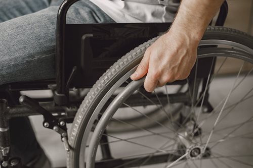 Kvůli penězům pohřbil vlastní matku. Invalidního muže připravil o více než 170 tisíc korun