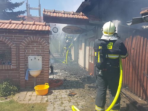 Devět jednotek zaměstnal požár dvou rozlehlých přístavků