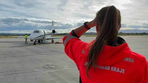 Sanitka přivezla pacienta až k letadlu. Záchranáři spolupracovali na mezinárodním transportu