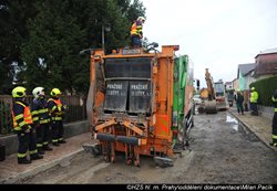 V pražském Suchdole se propadl popelářský vůz, hasiči ho vyprostili pomocí jeřábu