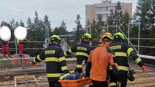 Muž dostal epileptický záchvat vysoko v rozestavěné budově. Na zem ho dostali s pomocí hasičů