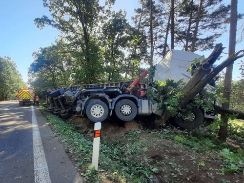 Po nárazu kamionu do stromu zasahovali hasiči i záchranáři