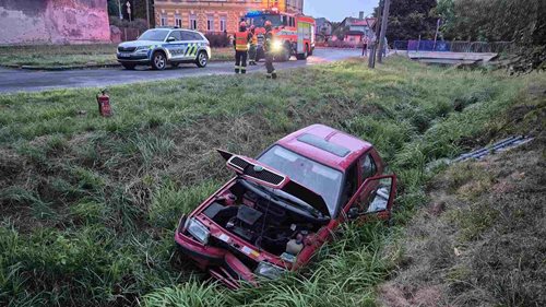 Auto skončilo v potoku, řidič nikde. Hasiči museli povolat těžkou vyprošťovací techniku