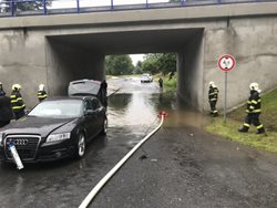Kvůli silnému větru a dešti padaly v Moravskoslezském kraji stromy a byly zatopené silnice