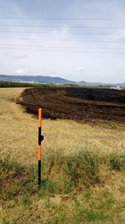 Požár polního porostu a přívěsu traktoru na Litoměřicku