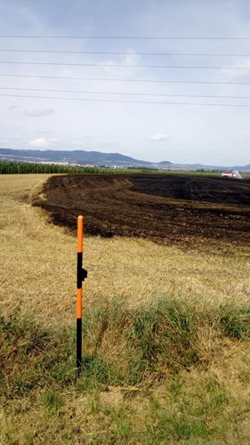 Požár polního porostu a přívěsu traktoru na Litoměřicku