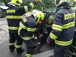 U Žaltic hasiči z havarovaného auta vyprošťovali těhotnou ženu