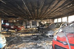 Noční požár v mladoboleslavském autosalonu napáchal škody kolem deseti milionů