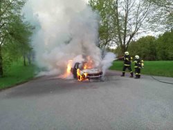 Ranní požár auta hasiči zlikvidovali